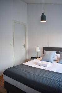 um quarto com uma cama grande e almofadas azuis em Private 4P top floor - hostel apartment em Amsterdã
