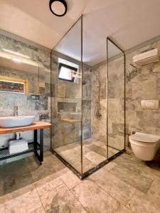 y baño con ducha, lavabo y aseo. en Çandır Resort Restaurant en Mugla