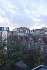un grupo de edificios en una ciudad en Private 4P top floor - hostel apartment en Ámsterdam