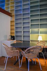 mesa con 4 sillas y mesa con lámpara en Private 4P top floor - hostel apartment en Ámsterdam