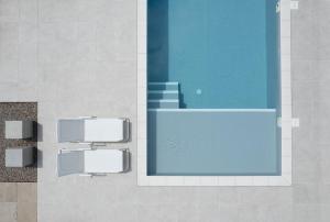 una vista aérea de una piscina con piscina en CLIFF Trzęsacz - sea view apartments, en Trzęsacz