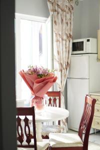 una cocina con una mesa con un jarrón de flores. en Home Apart, en Astana