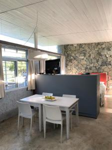 Un comedor con una mesa blanca y sillas blancas. en Jauja, en San Javier