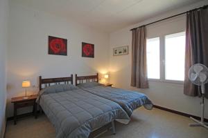 エンプリアブラバにあるApart-rent Casa Montseny 0119のベッドルーム(ベッド1台、窓付)