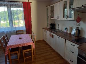 Kuchyňa alebo kuchynka v ubytovaní Apartmány 27
