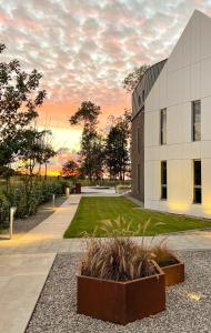 un edificio con una puesta de sol en el fondo en CLIFF Trzęsacz - sea view apartments, en Trzęsacz