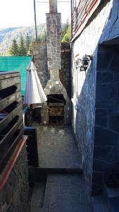 une passerelle en pierre avec une cheminée dans une maison dans l'établissement Casa Crivimex, à Azuga