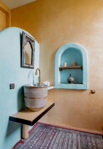 baño con lavabo en una habitación en Hajrienne guest house en Tánger