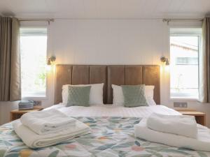 una camera da letto con un letto e due asciugamani di The Brambles a Ulverston