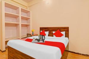 Un ou plusieurs lits dans un hébergement de l'établissement OYO Flagship 87762 Hotel 8100 Inn
