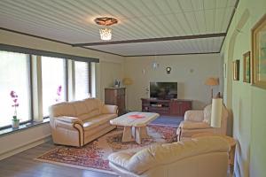 Sankt Olof的住宿－Villa Sankt Olof，客厅配有两张沙发和一张桌子