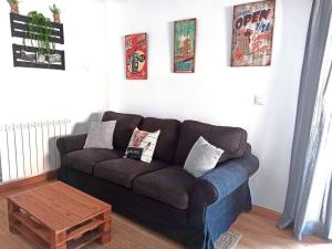 沙比納尼哥的住宿－La casica de Sabi，客厅配有棕色沙发和桌子