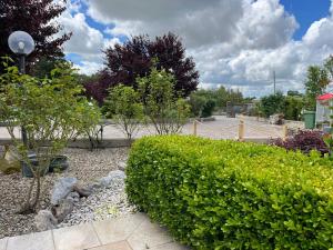 A garden outside Case vacanza e camere in Villa Isabella con parcheggio custodito e wifi