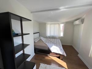 ein kleines Schlafzimmer mit einem Bett und einem Fenster in der Unterkunft Flat For Rent Near The Beach, Konyaaltı, Antalya in Antalya