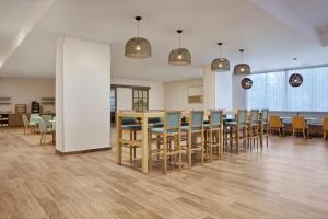 - une salle à manger avec une table et des chaises dans l'établissement Residence Inn by Marriott Playa del Carmen, à Playa del Carmen