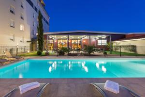 Hotel Gatsby by HappyCulture tesisinde veya buraya yakın yüzme havuzu