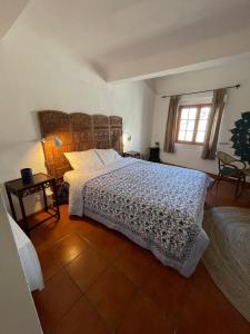 ein Schlafzimmer mit einem großen Bett und einem Fenster in der Unterkunft Chambres d' hôtes l'Escalo à Moutiers-Ste-Marie (04360) in Moustiers-Sainte-Marie