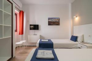 Habitación de hotel con 2 camas y TV en Hostal San Ginés, en Arrecife
