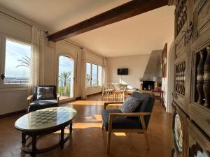 Televízia a/alebo spoločenská miestnosť v ubytovaní Apartment ROC SANT GAÏTA - SEAFRONT View - PORT AVENTURA