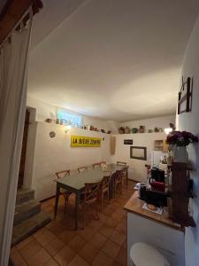 Chambres d' hôtes l'Escalo à Moutiers-Ste-Marie (04360)的休息区