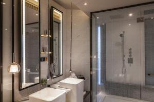 ein Bad mit einem WC, einem Waschbecken und einer Dusche in der Unterkunft InterContinental Beijing Sanlitun, an IHG Hotel in Peking