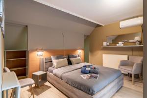 sypialnia z dużym łóżkiem i 2 krzesłami w obiekcie Maas&Mechelen B&B Massage & Wellness w mieście Maasmechelen