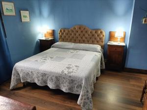 una camera da letto con un letto con un copriletto bianco di Casa Gavenniae a Nocciano