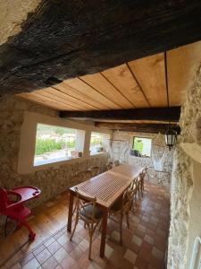 穆斯捷-圣玛丽Chambres d' hôtes l'Escalo à Moutiers-Ste-Marie (04360)的配有木桌椅的餐厅 更多22张照片