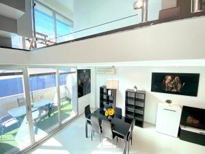 ein Esszimmer mit Tisch und Stühlen in der Unterkunft Madrid Norte II Seasonal Living in Madrid