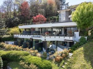 eine Luftansicht eines Hauses mit Garten in der Unterkunft B&B Vista Lago in Como