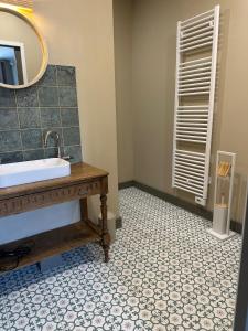 bagno con lavandino e specchio di La Maison Florence a Mont-de-Marsan