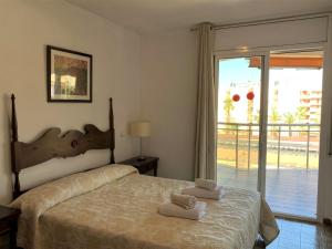 a bedroom with a bed with two towels on it at El Pinar Fuente Luminosa in Salou