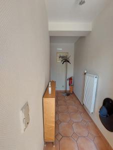 um corredor com um quarto com piso em Casa Kühn em Hackenheim
