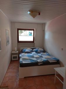 um quarto com uma cama num quarto com uma janela em Casa Kühn em Hackenheim