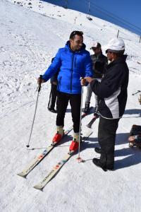 Tacheddirt的住宿－Gite Dar Amgdoule，一群滑雪者在雪中滑雪