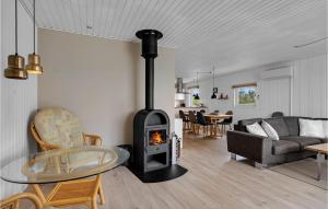 - un salon doté d'un poêle à bois dans l'établissement Stunning Home In Harbore With House A Panoramic View, à Harboør