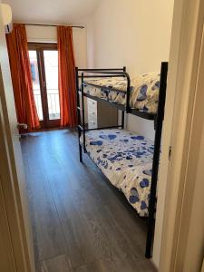 1 Schlafzimmer mit 2 Etagenbetten in einem Zimmer in der Unterkunft Il Nido in Gonnesa