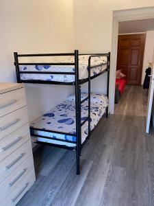 1 Schlafzimmer mit 2 Etagenbetten in einem Zimmer in der Unterkunft Il Nido in Gonnesa
