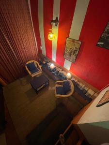Chambres d' hôtes l'Escalo à Moutiers-Ste-Marie (04360)的休息区
