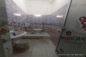 Een badkamer bij OYO Hotel Madhuri
