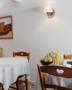 - une table à manger avec un bol de fruits dans l'établissement Coq Hotel, à Cogolin