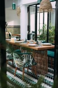 een eetkamer met een tafel met een zebrastoel bij Dar El Gaied in Nabeul