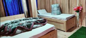 Ένα ή περισσότερα κρεβάτια σε δωμάτιο στο OYO Esti Kutum Home Stay