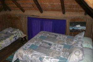 Gulta vai gultas numurā naktsmītnē Yellowwood Forest Eco Retreat