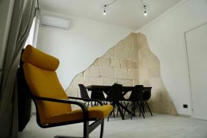 una sala da pranzo con tavolo e sedia gialla di [Otranto in 10 min]-Free Parking a Maglie