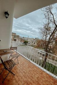 un balcone con tavolo, sedie e recinzione di [Otranto in 10 min]-Free Parking a Maglie