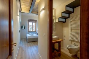 La salle de bains est pourvue d'un lavabo et de toilettes. dans l'établissement Ramaglianti Apartments Suite Tre, à Florence