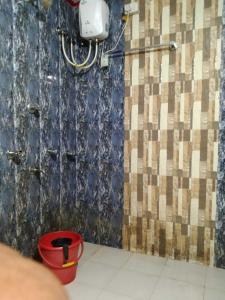 Salle de bains dans l'établissement OYO Home Gorumara Manna Homestay