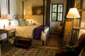 Ένα ή περισσότερα κρεβάτια σε δωμάτιο στο Casa Mision de San Miguel