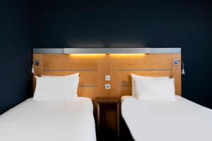 two beds sitting next to each other in a room at Holiday Inn Express Newcastle City Centre by IHG in Newcastle upon Tyne